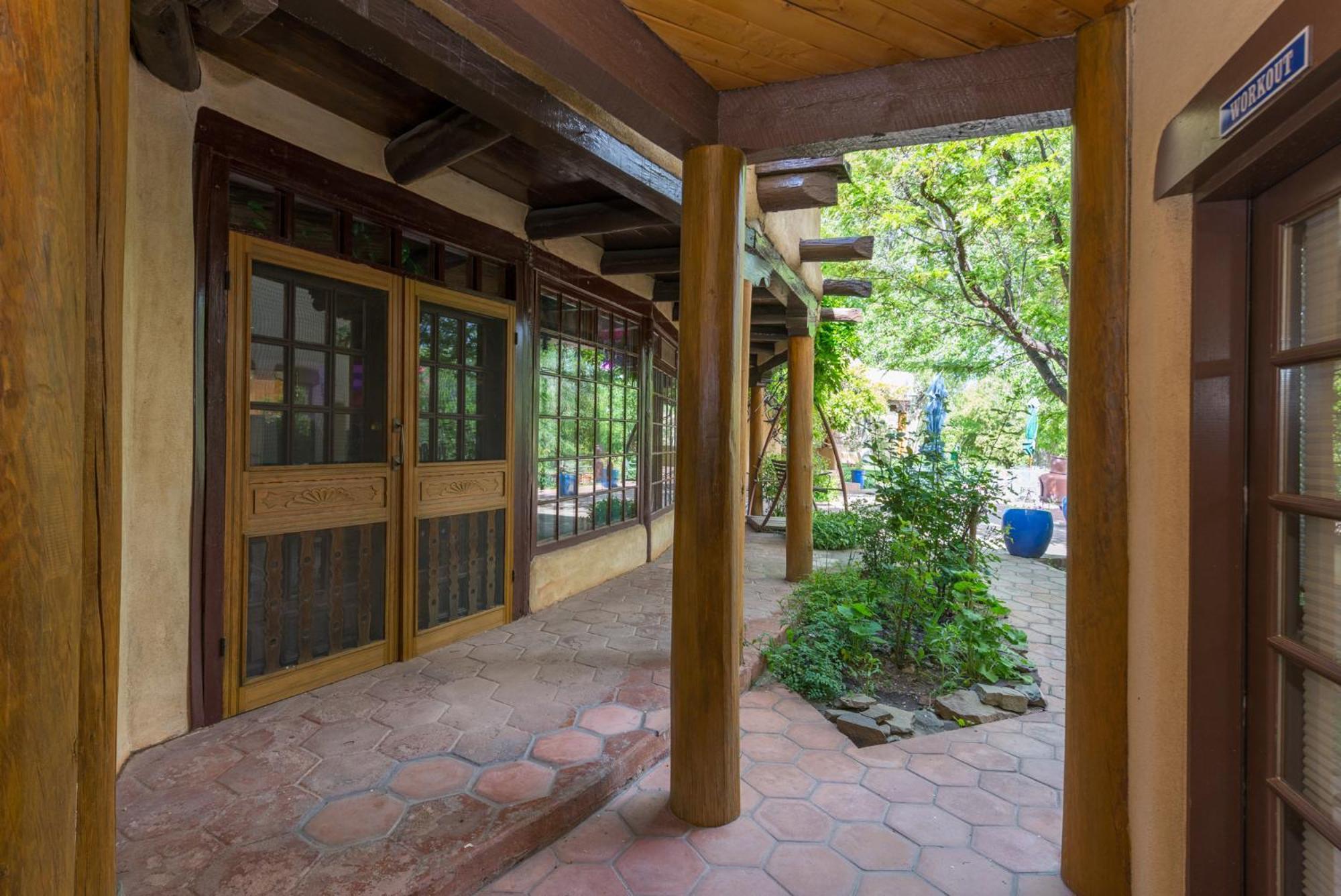 On La Loma Plaza Inn 4*